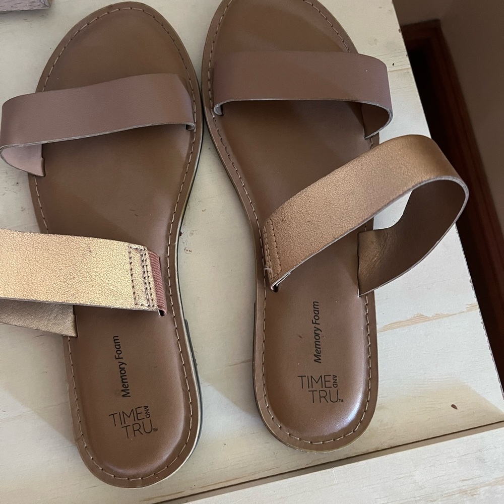 sandles only worn them like 3 times i didn’t like the way they fit on me!